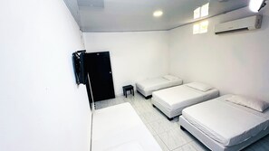 Family Room | Free WiFi, bed sheets - Hotel Beijing Cartagena (Cartagena)