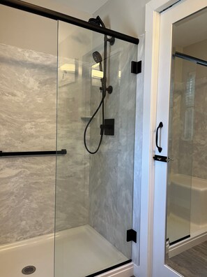 Een douche, een haardroger, handdoeken, zeep