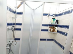 Chuveiro, secador de cabelo, bidê 