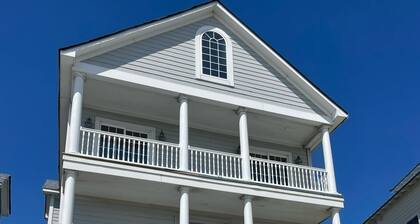 Big Beautiful Beachfront House! 5 bed/3.5 bath directly on the beach!