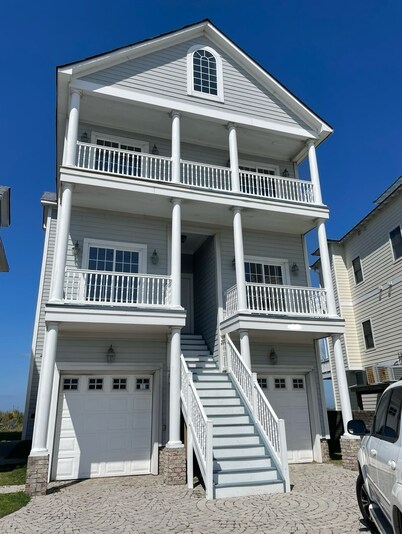 Big Beautiful Beachfront House! 5 bed/3.5 bath directly on the beach!