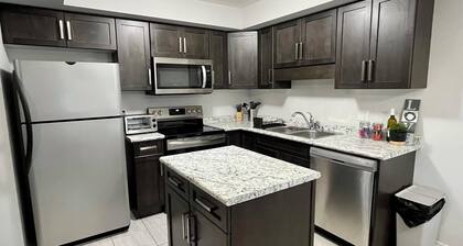 Niagara Getaway! 6 bedrooms , 4.5 baths. Up to 12 guests. Close to everything!