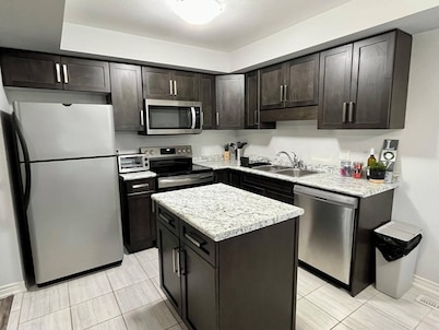 Niagara Getaway! 6 bedrooms , 4.5 baths. Up to 12 guests. Gameroom in Garage. 