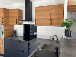 Kühlschrank, Mikrowelle, Ofen, Herdplatte