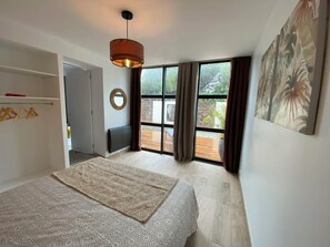 3 chambres, coffres-forts dans les chambres, fer et planche à repasser