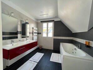 Dusche, Haartrockner, Handtücher, Seife