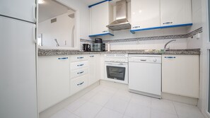 Réfrigérateur, micro-ondes, four, lave-vaisselle