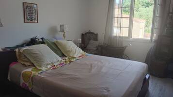 1 bedroom, iron/ironing board, travel cot, WiFi