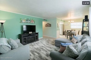 Smart TV, fireplace - Cocoa Beach Paradise - 5 minutes from Famous Pier and near Cape Canaveral Port (Cocoa Beach)