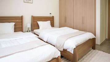 3 bedrooms, desk, iron/ironing board, WiFi