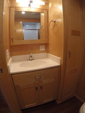 Dusj, håndklær, såpe og toalettpapir