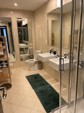 Deluxe Apartment, Balcony, Sea View | Bathroom - Helena Beach Apartment (Limassol)