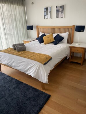 Apartamento Deluxe, balcón, vistas al mar | 2 dormitorios, tabla de planchar con plancha, wifi gratis