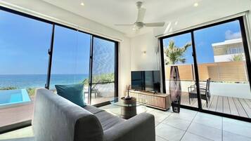 Kamar, Bebas Asap Rokok, jet tub (Room No.5 / Private Pool & Daybed) | 1 kamar tidur, meja kerja, dan tirai kedap cahaya