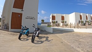 Un edificio moderno con un letrero que dice 'MIYAKO ISLAND NATURELA'.