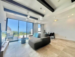 Rum - icke-rökare - bubbelbad (Room No.2) | 1 sovrum, skrivbord, mörkläggningsgardiner och gratis extrasängar