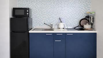 Full-size fridge, microwave, stovetop, cookware/dishes/utensils