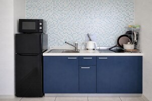 Full-size fridge, microwave, stovetop, cookware/dishes/utensils