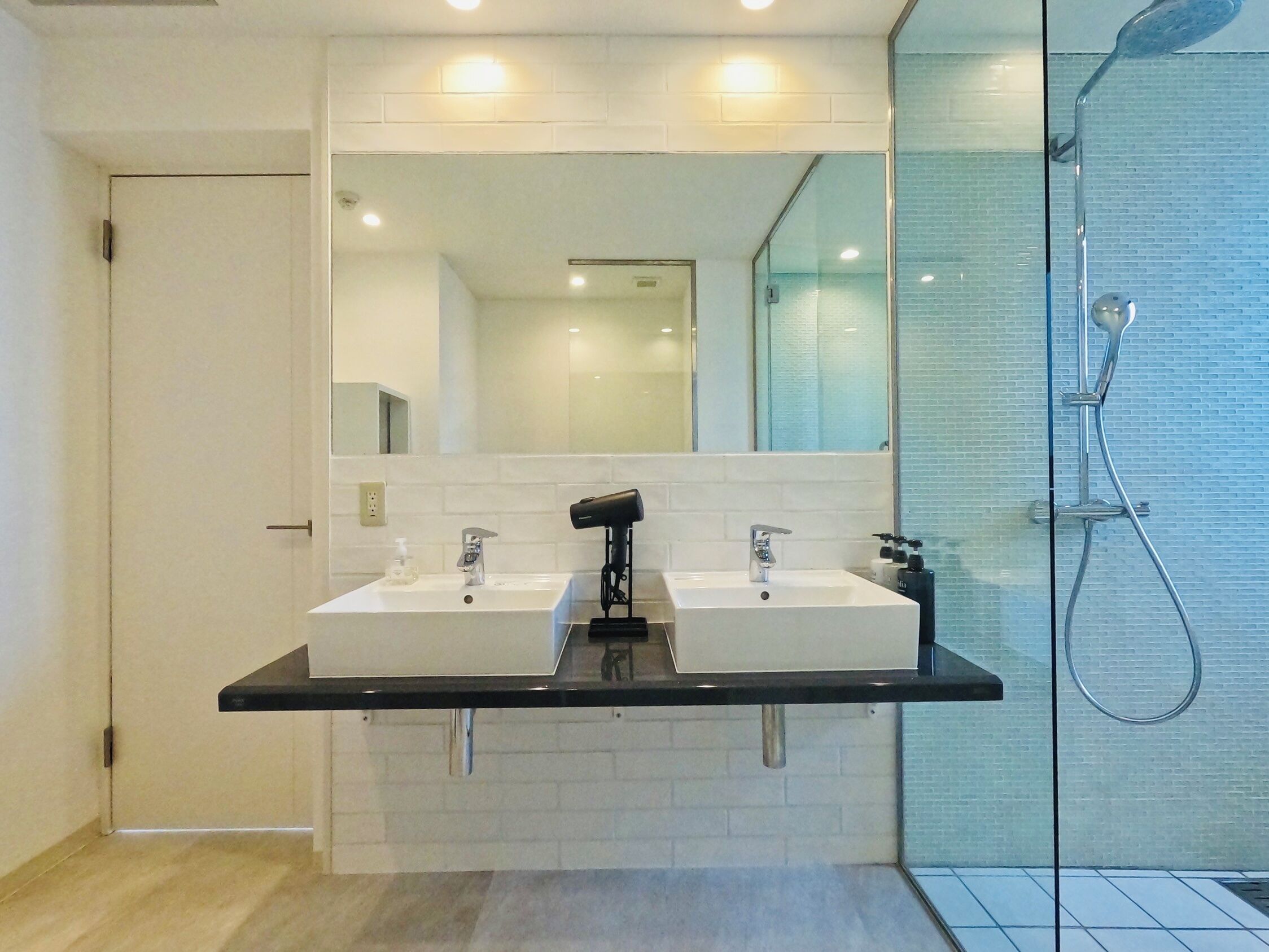 Gratis toiletartikler, hårtørrer, hjemmesko, bidet