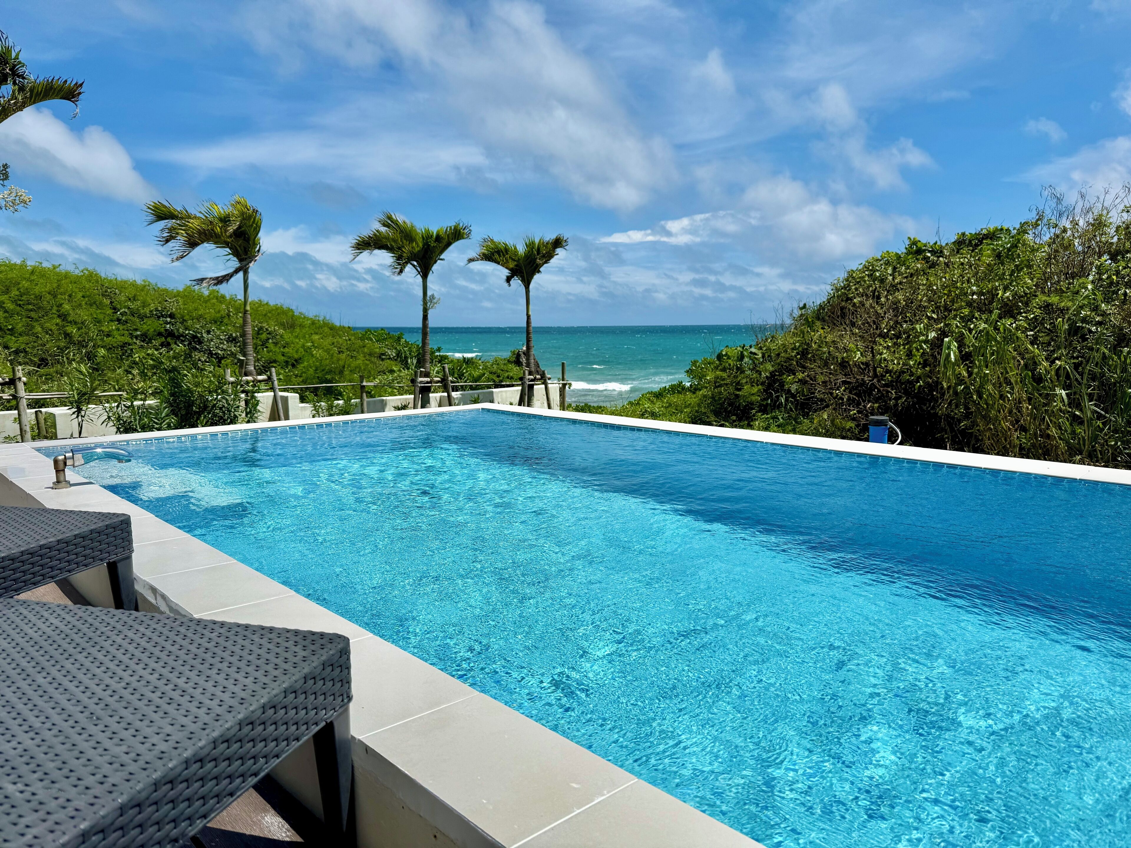 3 piscines extérieures, parasols de plage