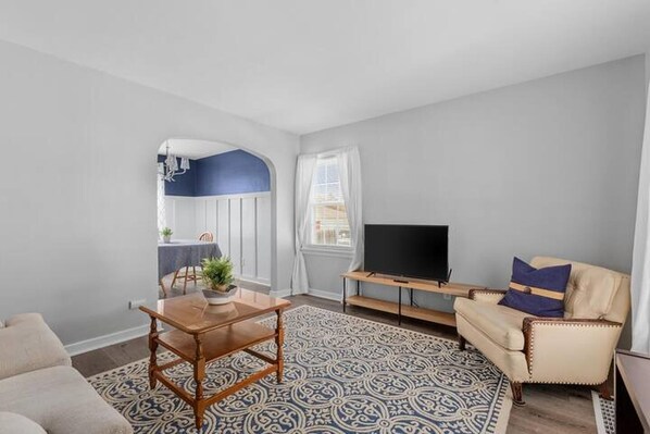 Living area - Corporate Home Near South Shore (Munster)