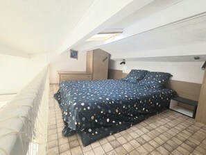 1 habitación, tabla de planchar con plancha y ropa de cama