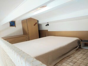 1 soveværelse, strygejern/strygebræt, sengetøj