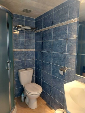 SĂšche-cheveux, serviettes fournies, papier toilette