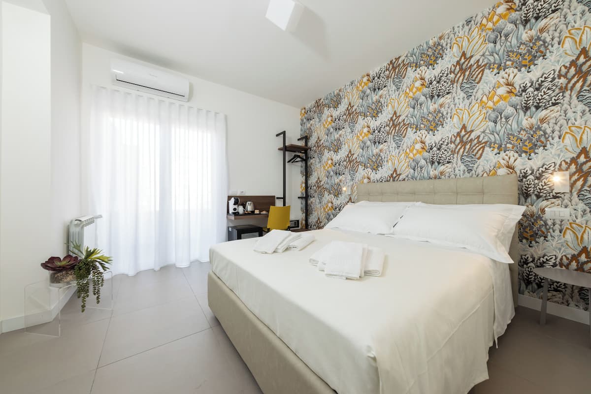 Habitación clásica, vista a la playa | Baño | Amenidades de baño gratuitas, secadora de cabello, toallas, jabón
