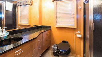 Ducha, toallas, jabón y papel higiénico