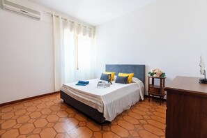 3 chambres, fer et planche à repasser, Wi-Fi, draps fournis