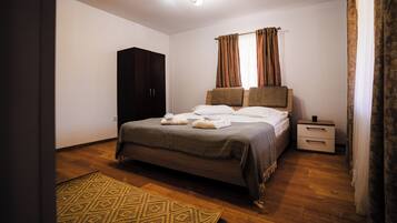 8 slaapkamers, een strijkplank/strijkijzer, wifi, beddengoed