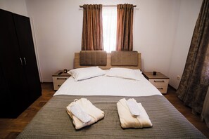 8 chambres, fer et planche à repasser, Wi-Fi, draps fournis