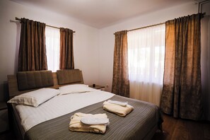 8 chambres, fer et planche à repasser, Wi-Fi, draps fournis