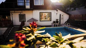 Een verwarmd zwembad