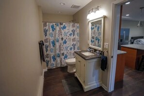 Dusj, hårføner, håndklær og såpe