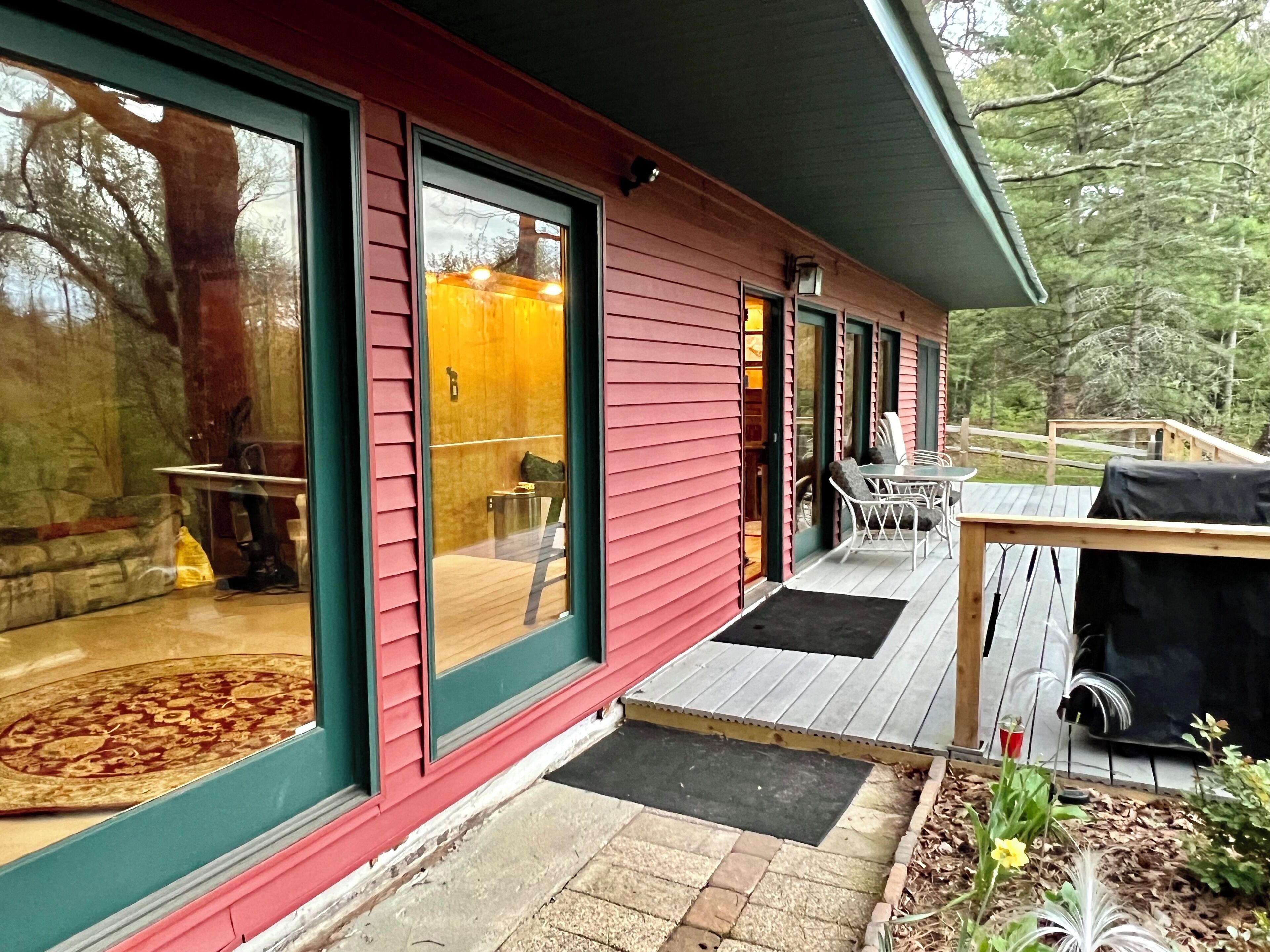 Fishermen's riverside oasis with fishing dock. Pet friendly.