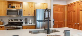Basecamp Stays: Tranquil Retreat, Hot Tub, Shuttle