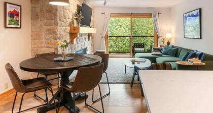 Basecamp Stays: Tranquil Retreat, Hot Tub, Shuttle