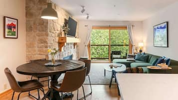 Télévision, cheminée, espaces bureaux