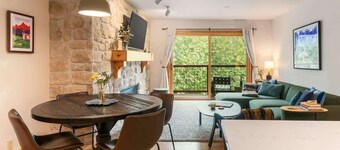 Basecamp Stays: Tranquil Retreat, Hot Tub, Shuttle