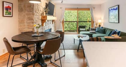 Basecamp Stays: Tranquil Retreat, Hot Tub, Shuttle