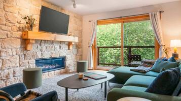 Una televisión, una chimenea, una oficina