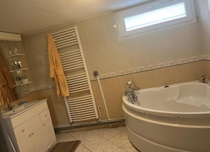 Baignoire Ă jets, sĂšche-cheveux, serviettes fournies, savon