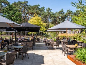 Outdoor dining - Chalet by Park Pond in the Netherlands (Veldhoven)