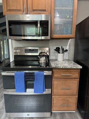 Frigorifero, microonde, forno, piano cottura