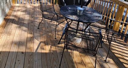 Hillside Chalet "The Beagles Nest" minutes from the beach ! New Construction