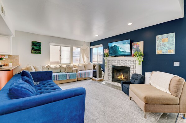 TV connectée, cheminée, livres