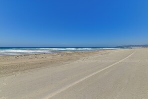Chaises longues, serviettes de plage