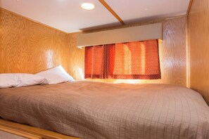 6 bedrooms, bed sheets